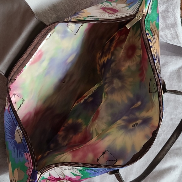 Vinyl Floral Travel Bag - Picture 3 of 7